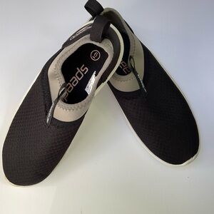 Speedo shoes size 6